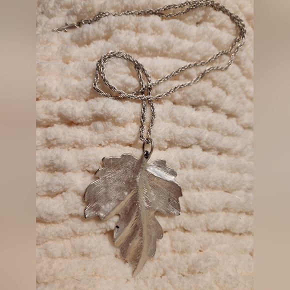 Maple leaf necklace - Picture 3 of 3
